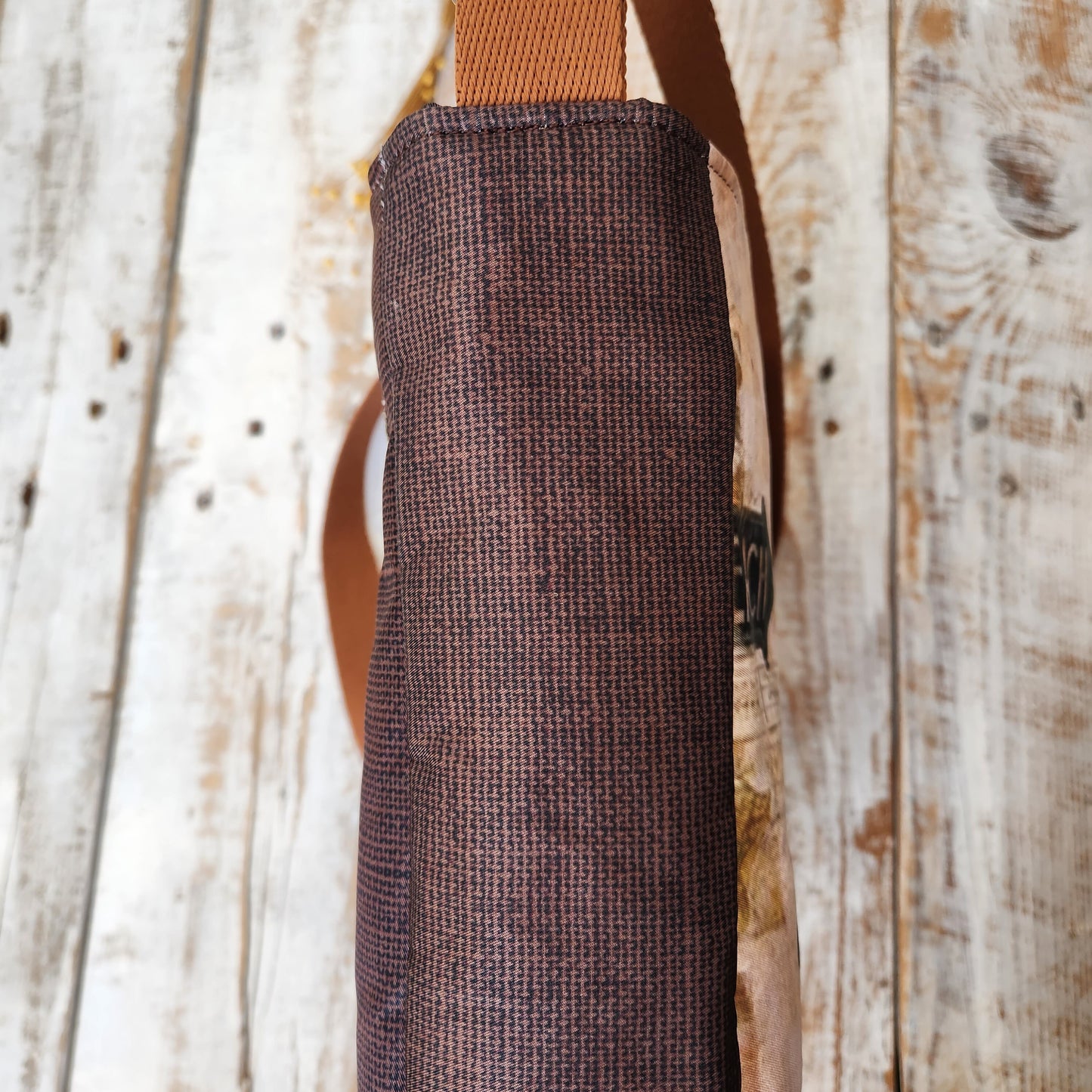 Bolso mediano con estilo vespa, correa ajustable, organización inteligente,elegante diseño de moto.