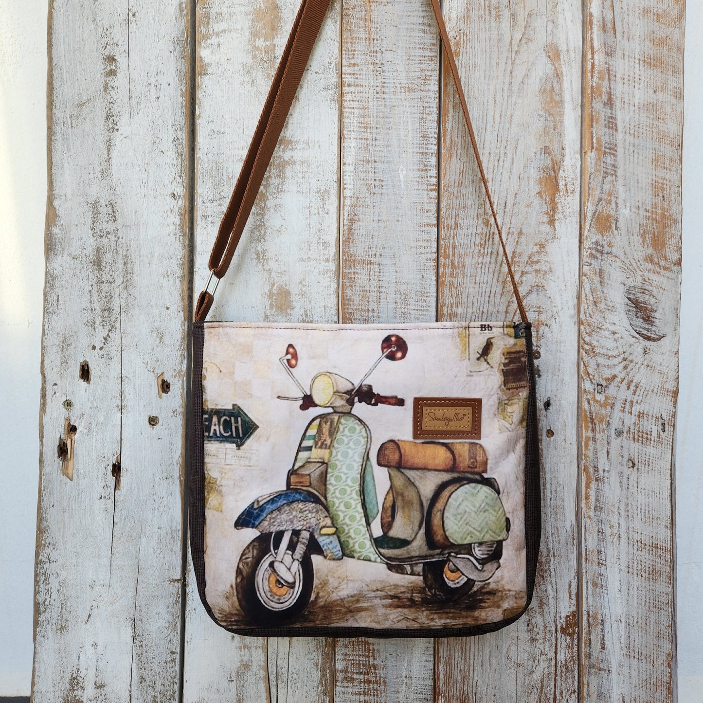 Bolso mediano con estilo vespa, correa ajustable, organización inteligente,elegante diseño de moto.