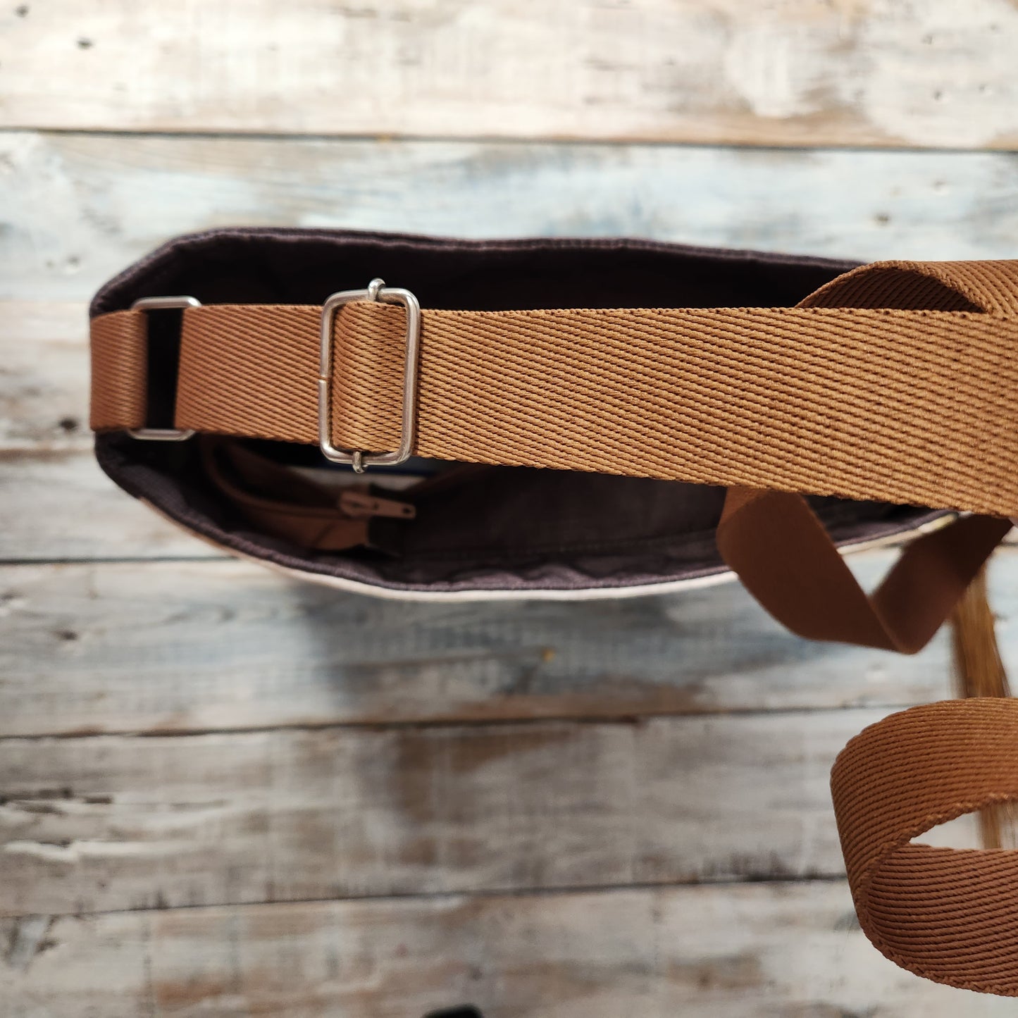 Bolso mediano con estilo vespa, correa ajustable, organización inteligente,elegante diseño de moto.