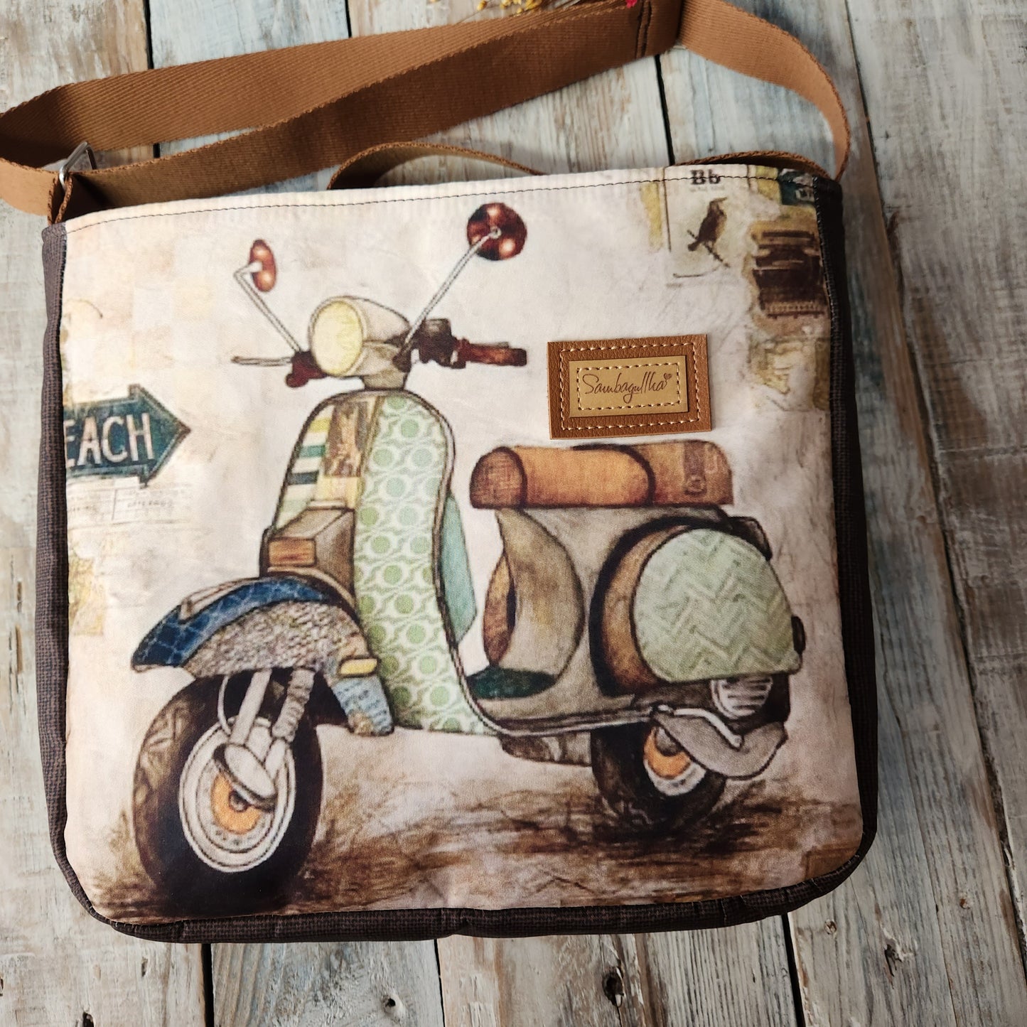 Bolso mediano con estilo vespa, correa ajustable, organización inteligente,elegante diseño de moto.
