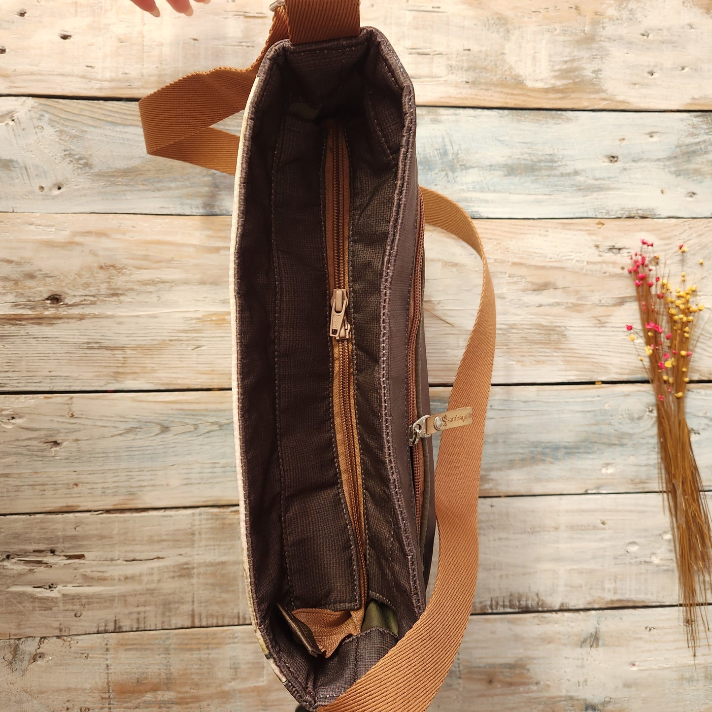 Bolso mediano con estilo vespa, correa ajustable, organización inteligente,elegante diseño de moto.