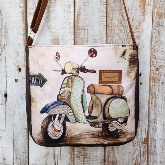 Bolso mediano con estilo vespa, correa ajustable, organización inteligente,elegante diseño de moto.